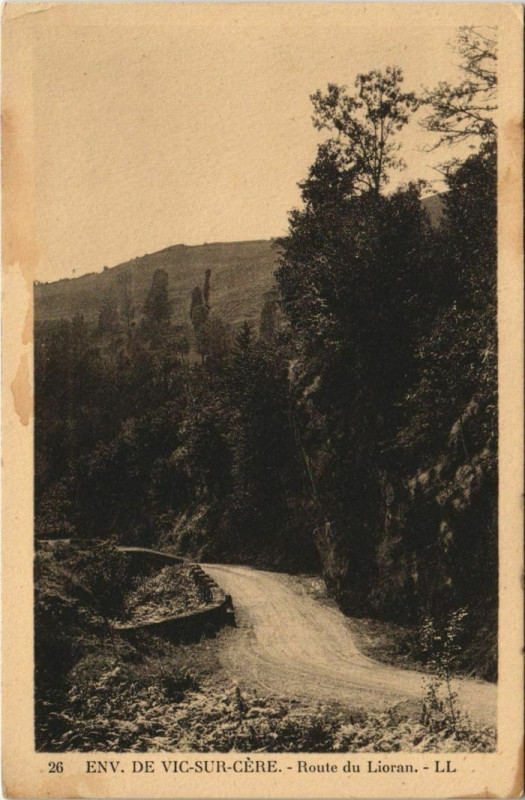 Carte postale ancienne Vic sur Cere Route du Lioran France