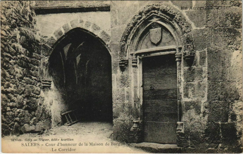 Carte postale ancienne Salers Cour d'honneur de la Maison de Bargue France à Salers
