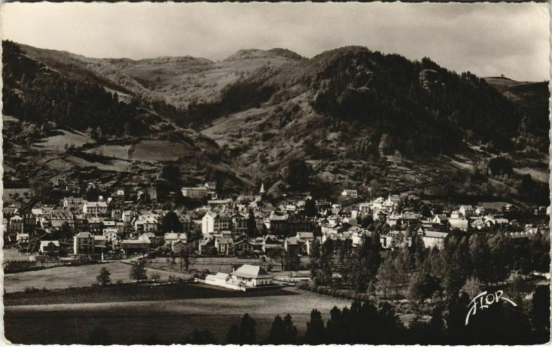 Carte postale ancienne Vic sur Cere Station Thermale et Climatique France