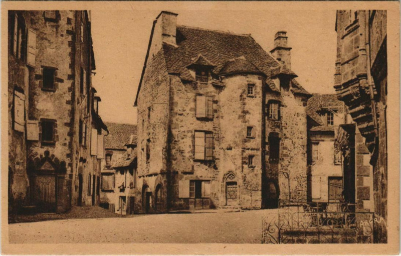 Carte postale ancienne Salers Ancienne Demeures sur la Grande Place France à Salers