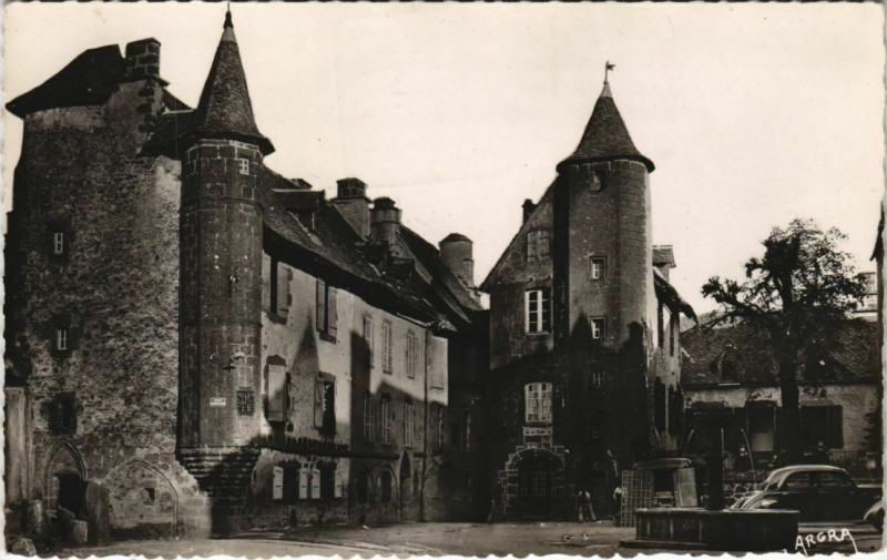 Carte postale ancienne Salers La grande place France à Salers