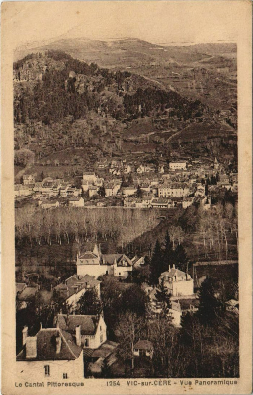 Carte postale ancienne Vic sur Cere vue panoramique France