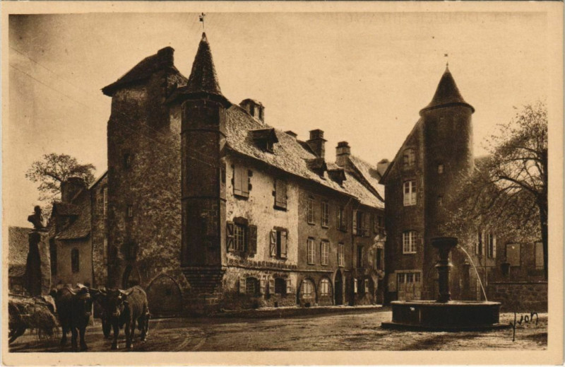 Carte postale ancienne Salers Vieilles maisons sur la Grande Place France à Salers
