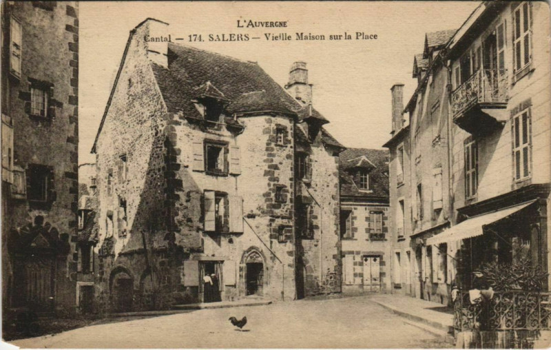 Carte postale ancienne Salers Vieille maisons sur la Place France à Salers