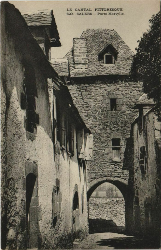 Carte postale ancienne Salers Porte Martylle France à Salers