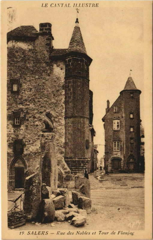 Carte postale ancienne Salers Rue des Nobles et Tour de Flaujac France à Salers