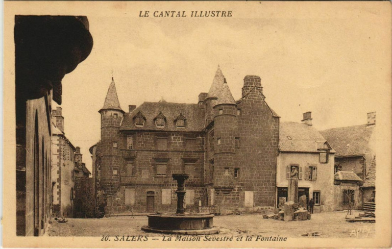 Carte postale ancienne Salers Maison Sevestre et la Fontaine France à Salers