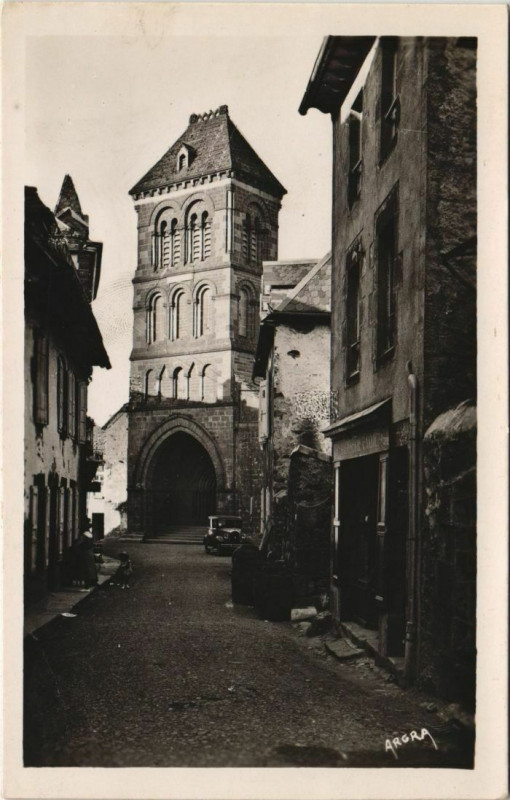 Carte postale ancienne Salers Eglise France à Salers