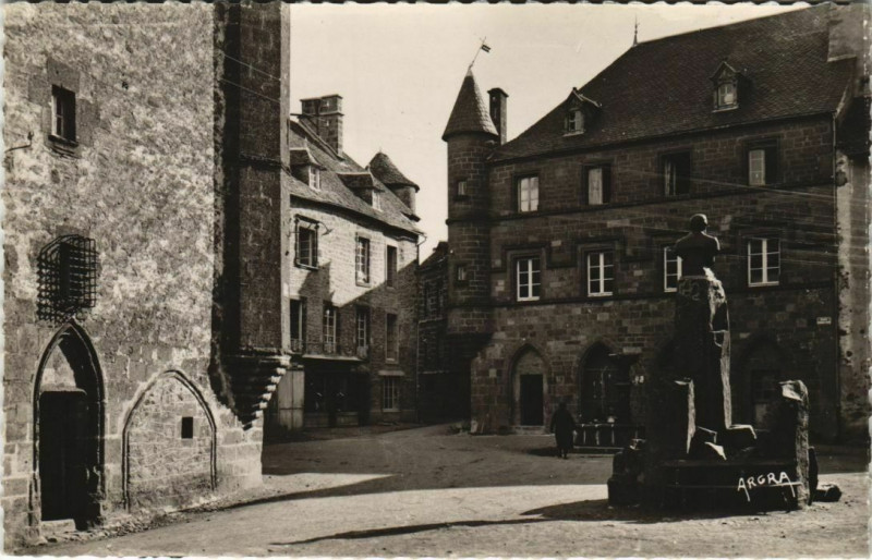 Carte postale ancienne Salers Maison des Flogeac ,Hotel de Ville France à Salers