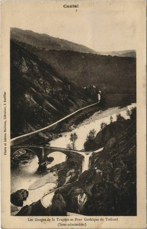 Carte postale ancienne Vic sur Cere Les Gorges de la Truyere,Pont Gothique France