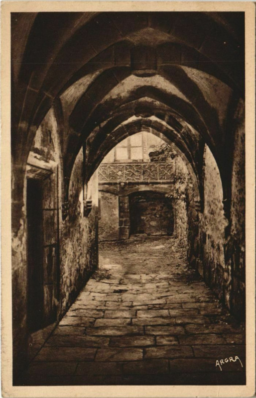 Carte postale ancienne Salers Cour de la Maison de Bargues France à Salers