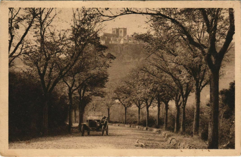 Carte postale ancienne Sur la Route de Saint-Flour France à Saint-Flour