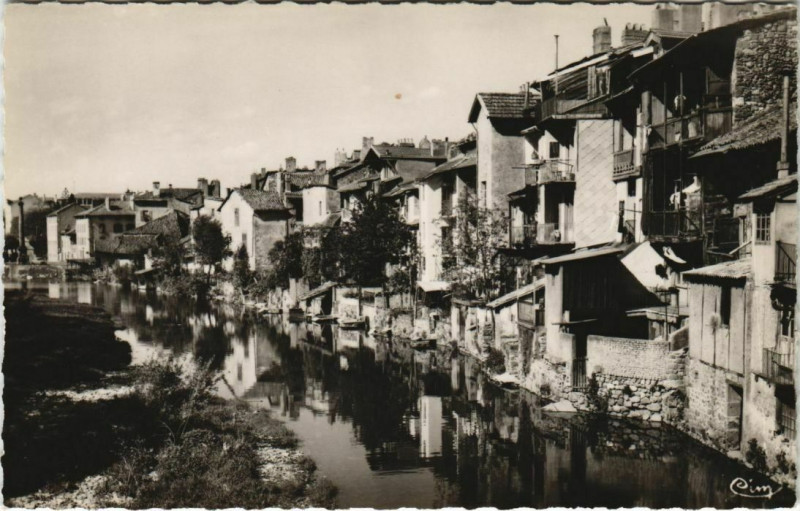 Carte postale ancienne Aurillac Vieilles maisons sur la Jordanne France à Aurillac