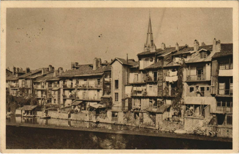 Carte postale ancienne Aurillac Vieilles maisons en bordure de la Jordanne France à Aurillac