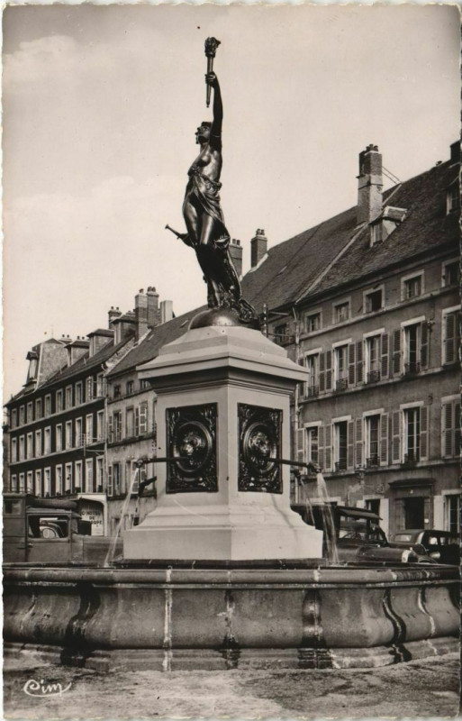 Carte postale ancienne Saint Flour La Nouvelle Fontaine France à Saint-Flour
