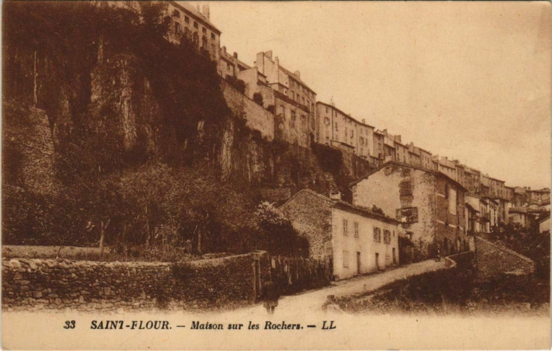 Carte postale ancienne Saint Flour Maison sur les Rochers France à Saint-Flour