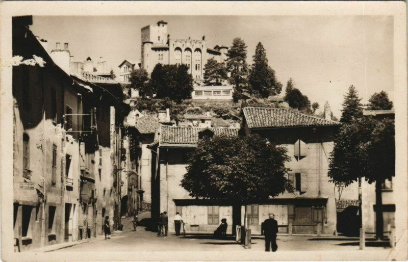 Carte postale ancienne Aurillac Chateau Saint-Etienne ,Place de la Bienfaisance France à Aurillac