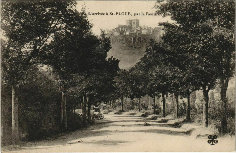 Carte postale ancienne Arrivee a Saint-Flour, par la Route de Massif France à Saint-Flour