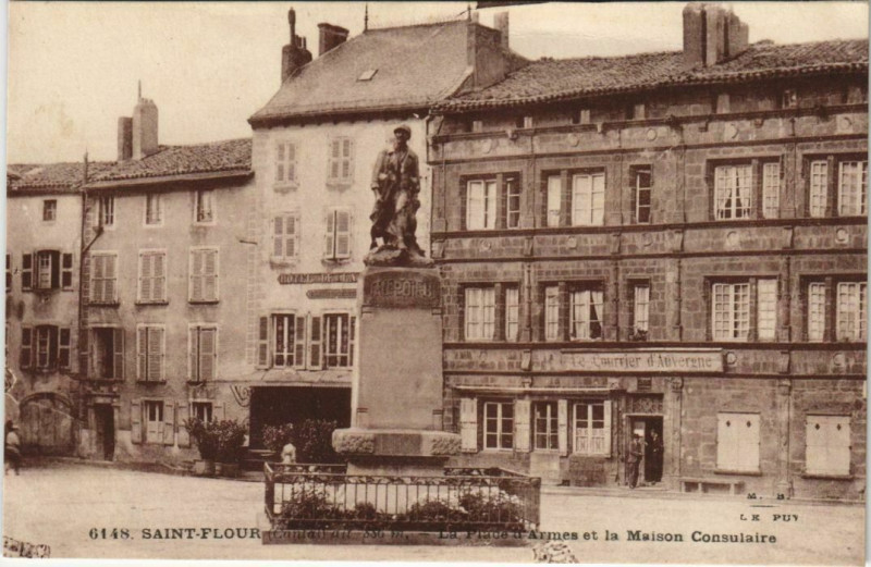 Carte postale ancienne Saint Flour La Place d'Armes et la Maison Consulaire France à Saint-Flour
