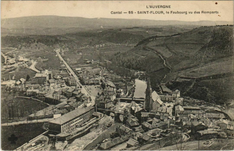 Carte postale ancienne Saint Flour Le Faubourg vu des Remparts France au Fau