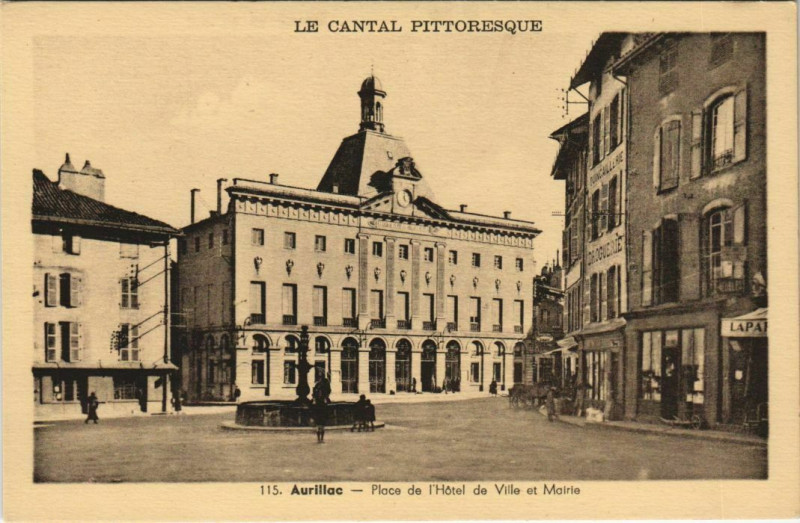 Carte postale ancienne Aurillac Place de l'hotel de Ville et Mairie France à Aurillac