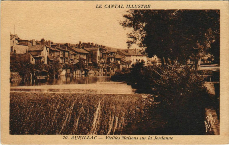 Carte postale ancienne Aurillac Vieilles maisons sur la Jordanne France à Aurillac
