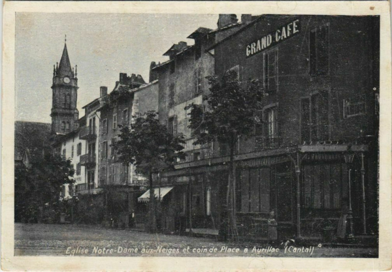 Carte postale ancienne Aurillac Eglise Notre Dame aux Neiges et coin de Place France à Aurillac