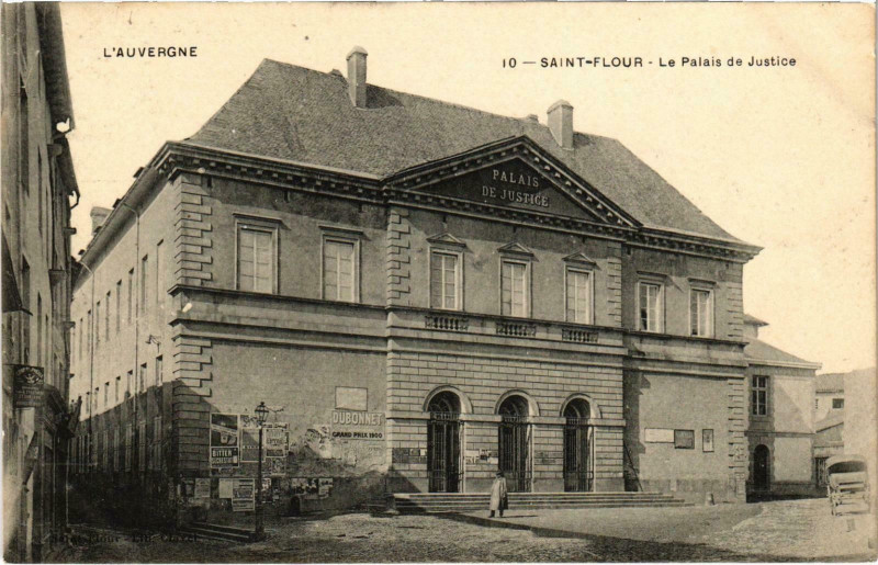 Carte postale ancienne Saint-Flour Le Palais de Justice Cantal à Saint-Flour