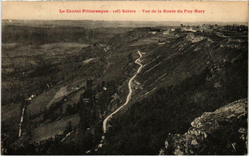 Carte postale ancienne Salers Vue de la Route Cantal à Salers