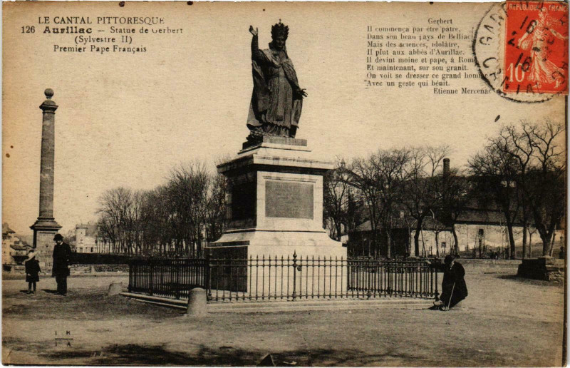 Carte postale ancienne Aurillac Statue de Gerbert Cantal à Aurillac