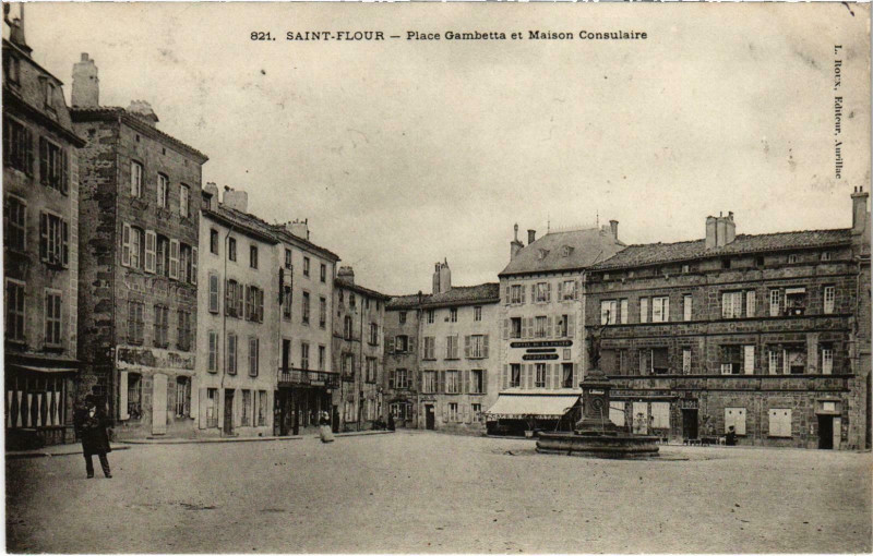 Carte postale ancienne Saint-Flour Place Gambetta Cantal à Saint-Flour