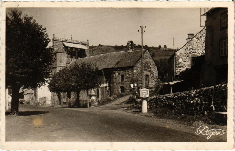Carte postale ancienne Ste Anastasie L'Eglise Cantal
