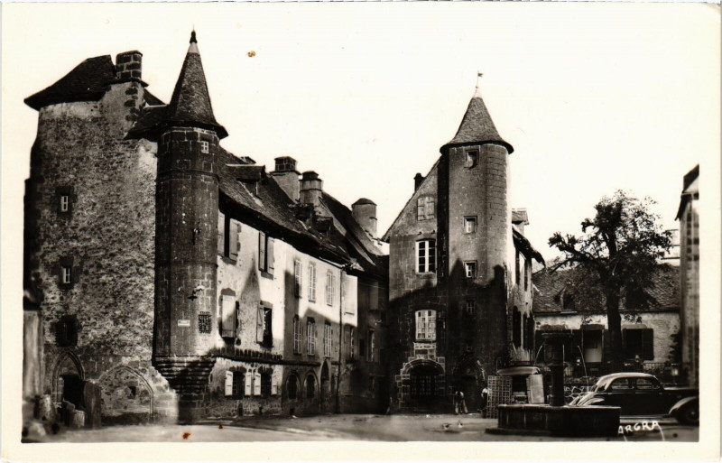Carte postale ancienne Salers La Grande Place Cantal à Salers