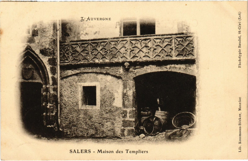 Carte postale ancienne Salers Maison des Templiers Cantal à Salers