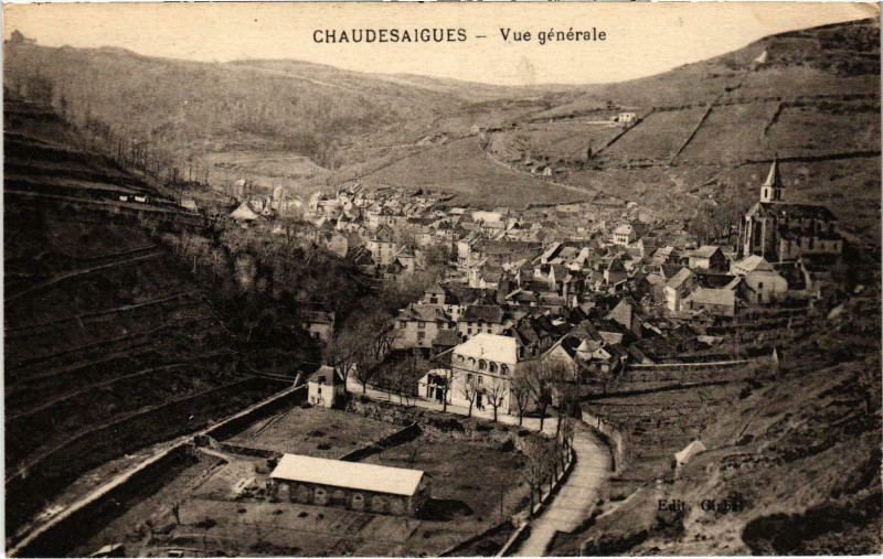 Carte postale ancienne Chaudesaigues Vue générale Cantal
