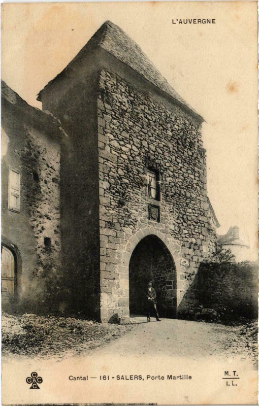 Carte postale ancienne Salers Porte Martille Cantal à Salers