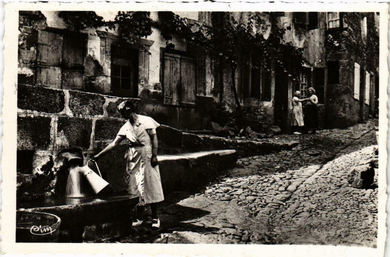 Carte postale ancienne Chaudes Aigues Source du Par Cantal à Chaudes-Aigues