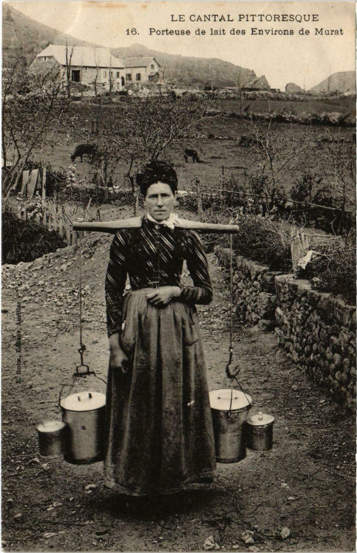 Carte postale ancienne Le Canal Pittoresqie Porteuse de lait des Environs de Murat Cantal à Murat