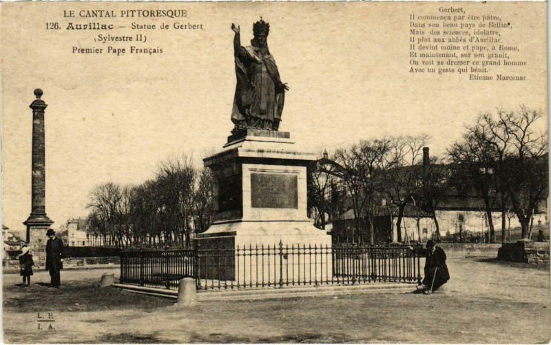 Carte postale ancienne Aurillac Statue de Gerbert Cantal à Aurillac