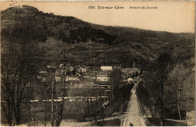 Carte postale ancienne Vic Sur Cere Avenue des Sources Cantal
