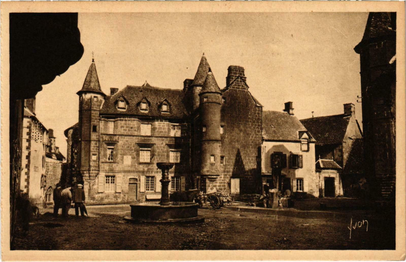 Carte postale ancienne Salers La Grande Place Cantal à Salers