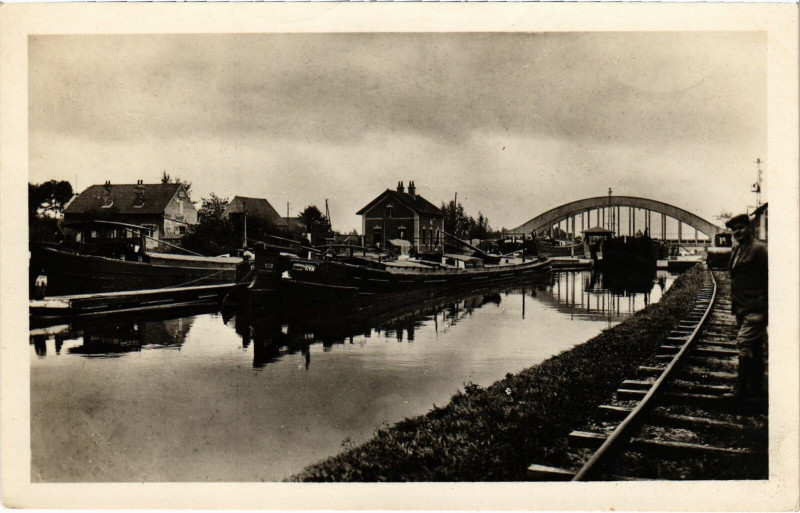 Carte postale ancienne Canal de Saint-Quentin Cantal