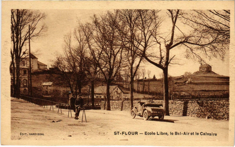 Carte postale ancienne Saint-Flour Ecole Libre Cantal à Saint-Flour