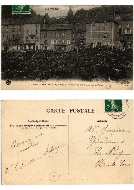 Carte postale ancienne Cantal Murat La Place de l'Hotel de Ville un Jour de Foire 558 à Murat