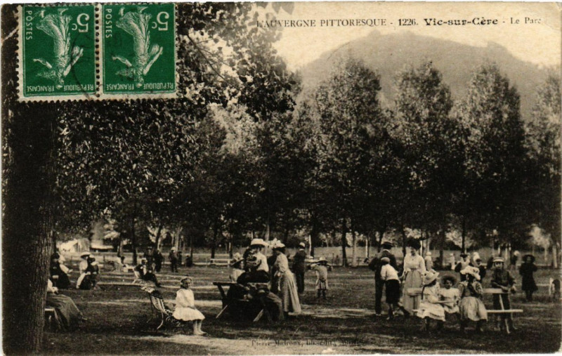 Carte postale ancienne Vic-sur-Cere - Le Parc à Vic-sur-Cère