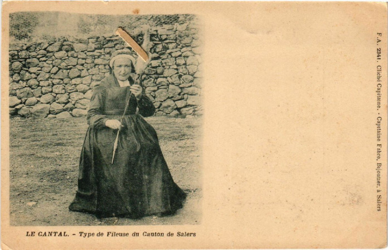 Carte postale ancienne Salers - Type de Fileuse du Canton de Salers - Le Cantal à Salers