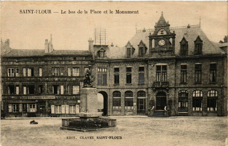 Carte postale ancienne Saint-Flour - Le bas de la Place et le Monument à Saint-Flour