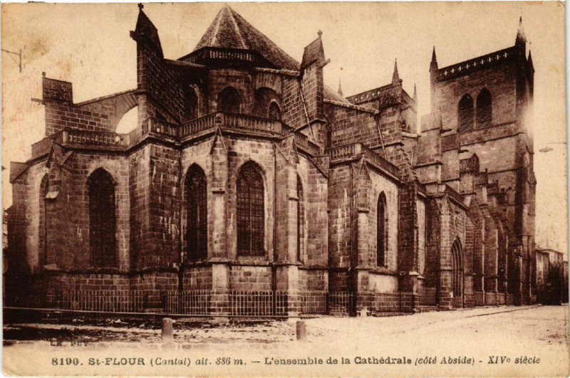 Carte postale ancienne Saint-Flour - L'ensemble de la Cathédrale - cote Abside à Saint-Flour