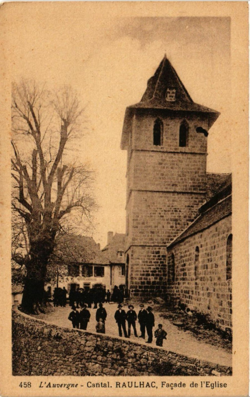 Carte postale ancienne Raulhac - Facade de l'Eglise à Raulhac