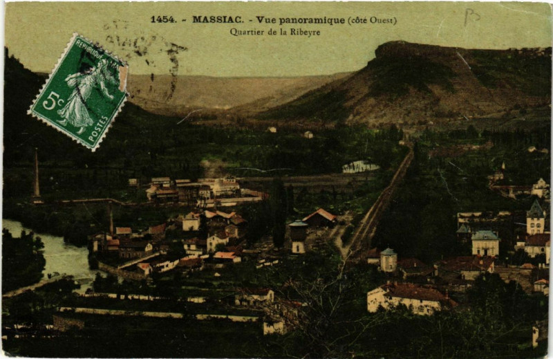 Carte postale ancienne Massiac - Vue Panoramique - Cote Ouest - Quartier de la Ribeyre à Massiac